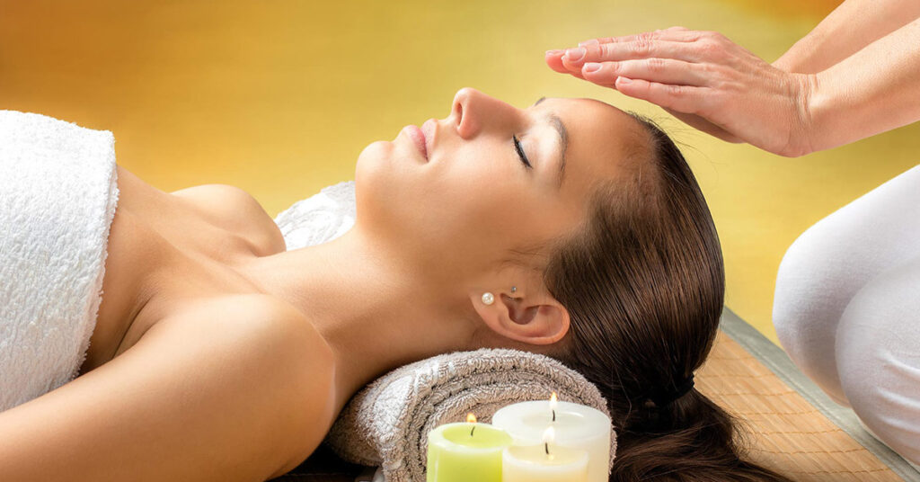 Reiki - Zeit zum Entspannen Klientin bei einer Reiki-Session